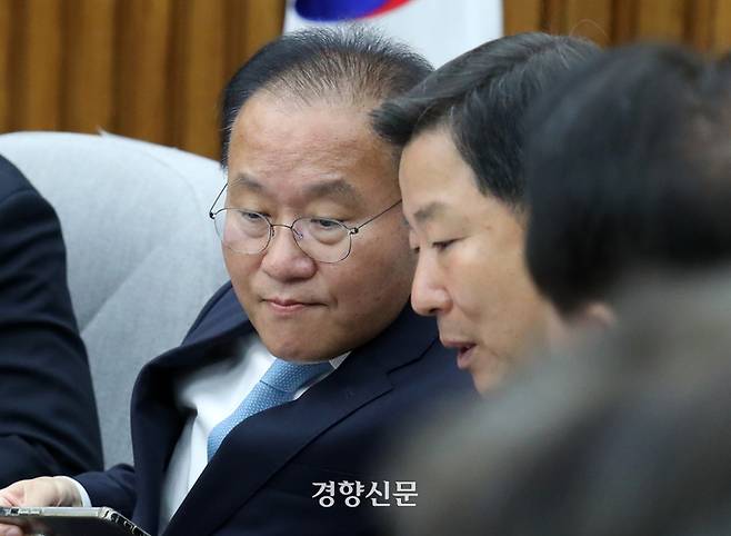 윤재옥 국민의힘 원내대표(왼쪽)가 26일 국회에서 열린 원내대책회의에서 이철규 사무총장의 이야기를 듣고 있다. 박민규 선임기자