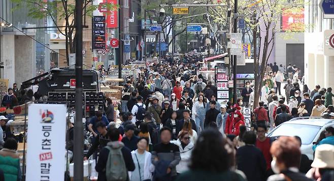 [서울=뉴시스] 조수정 기자 =  서울 중구 명동 거리에서 시민과 관광객들이 인산인해를 이루고 있다.