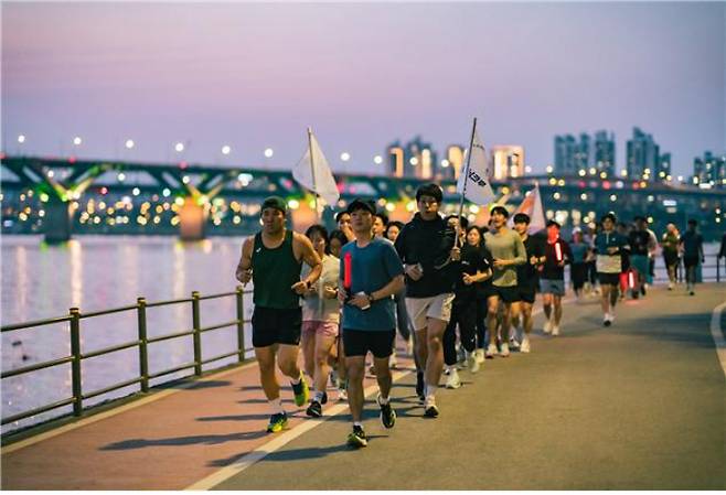 '7979 서울 러닝크루(7979)' 프로그램에 참여한 시민들이 서초구 반포시민한강공원 달빛 광장에서 달리기를 하고있다. 서울시 제공