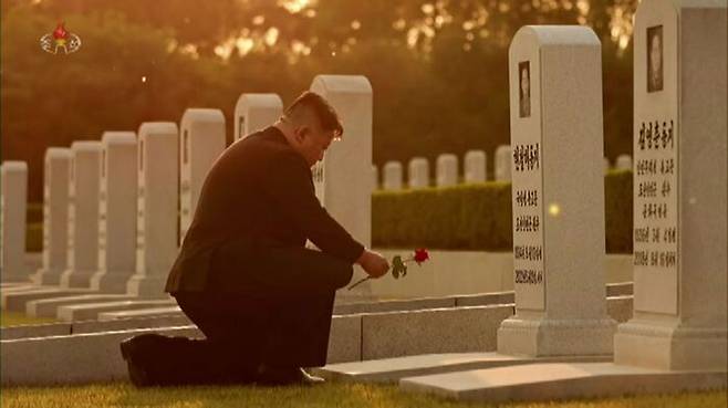 꽃 한 송이를 들고 현철해 묘소를 찾은 김정은