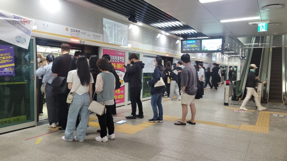 26일 오전 7시35분쯤 걸포북변역에서 약 30여명의 승객들이 경전철에 오르고 있다.