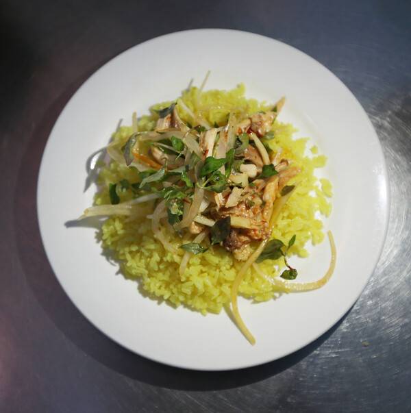 강황밥에 닭고기를 등을 얹은 껌가.