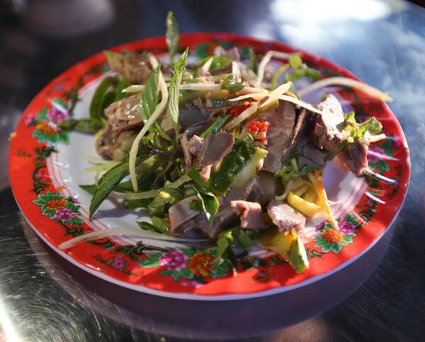 ‘꾸언투’에서 파는 오리고기 샐러드인 고이빗. 박미향 기자