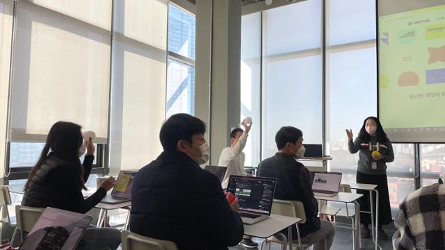 퓨쳐스콜레 직원들이 서울 성동구 성수동 사무실에서 맛집 탐방 관련 논의를 하고 있다. 이가흔 인턴기자