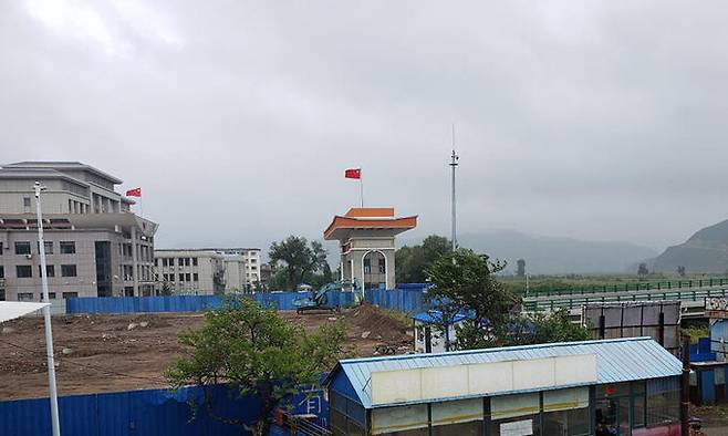 두만강을 사이에 두고 북한과 마주한 북중 최접경 도시 중국 지린(吉林)성 투먼(圖們)에서 바라본 북한 온성군 남양에는 인기척이 전혀 느껴지지 않는다. 사진은 두만강변 투먼 중국 세관 건물. 연합뉴스