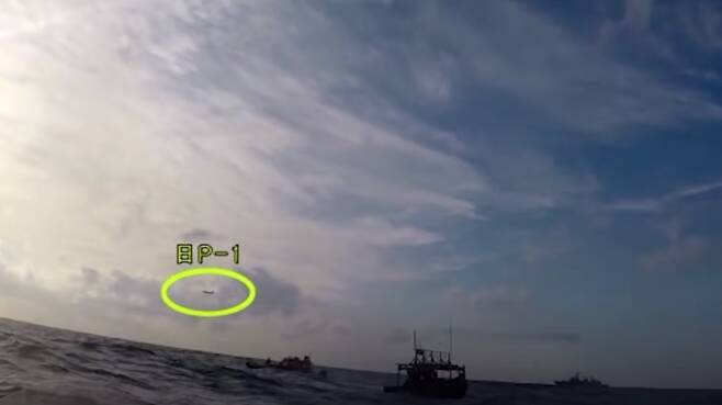 2018년 독도 인근에서 일본 해상자위대 소속 초계기(노란 원)가 우리 해군 함정에 저공 위협 비행을 했다. ⓒ국방부 유튜브 갈무리