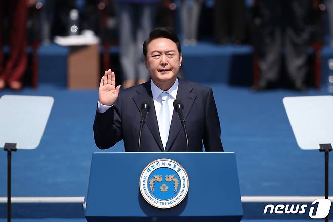 대통령실은 27일 윤석열 정부 출범 1주년을 기념해 ‘국민과 함께 시작한 여정’이라는 제목의 사진집을 발간했다고 밝혔다. 이번 사진집은 정치·경제·외교·안보·민생 등 국정 전반에 걸쳐 오직 국민만을 보고 숨 가쁘게 달려온 윤석열 정부의 첫 해를 115장의 사진에 담았으며, 특히 지난 1년간 대통령의 중요 행보 중 언론에 공개되지 않은 사진들이 담겼다. 사진은 2022년 5월, 국회의사당에서 열린 제20대 대통령 취임식 모습. (대통령실 제공) 2023.5.27/뉴스1 ⓒ News1 오대일 기자