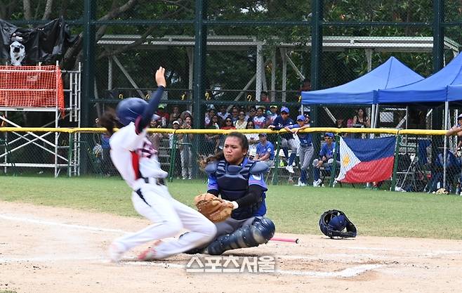 야구 대표팀 리드오프 안수지가 홈으로 슬라이딩 해 쇄도하고 있다. 비록 아웃됐지만, 이날 대표팀의 투혼을 단적으로 보여준다. 람틴(홍콩) | 황혜정기자. et16@sportsseoul.com