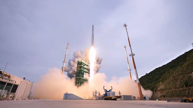 한국형 우주발사체 누리호(KSLV-Ⅱ)가 5월25일 오후 전남 고흥군 나로우주센터에서 발사되고 있다. 이날 누리호에 실려 발사된 위성 8기 중 2기는 아직 지상과의 교신이 이뤄지지 않고 있다. /한국항공우주연구원