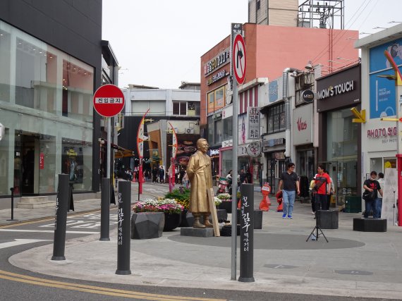 청년 백범 역사의 거리에 설치되어 있는 백범 김구 동상.