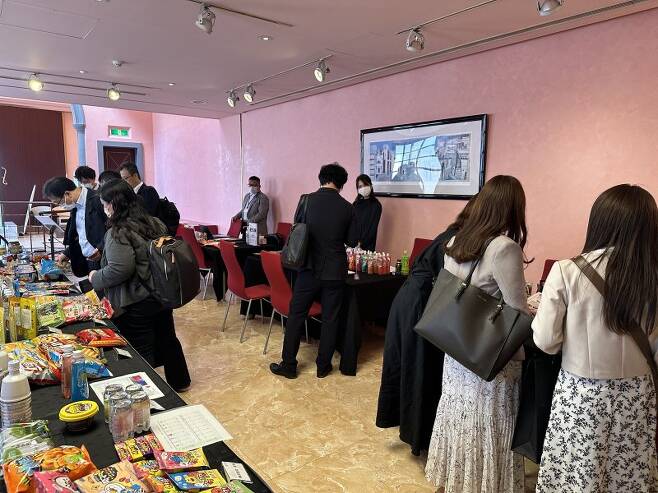지난 24일 일본 도쿄 오모테산도 인근에서 열린 한국식품 상품제안회를 찾은 이온그룹 바이어들이 상품을 둘러보고 있다. 사진=김경민 특파원