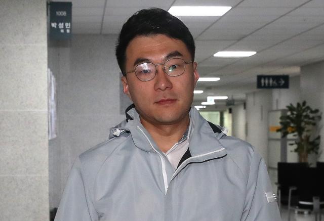 거액의 코인 투자 의혹을 받고 있는 김남국 의원이 지난 14일 오전 국회 의원회관 의원실로 출근하고 있다. 김 의원은 이날 더불어민주당을 탈당했다. 국회사진기자단