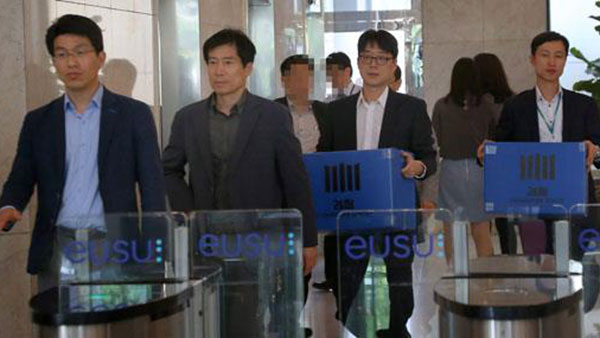 검찰 수사관들이 최은영 전 회장 사무실을 압수수색하고 있다. [자료사진: 연합뉴스]