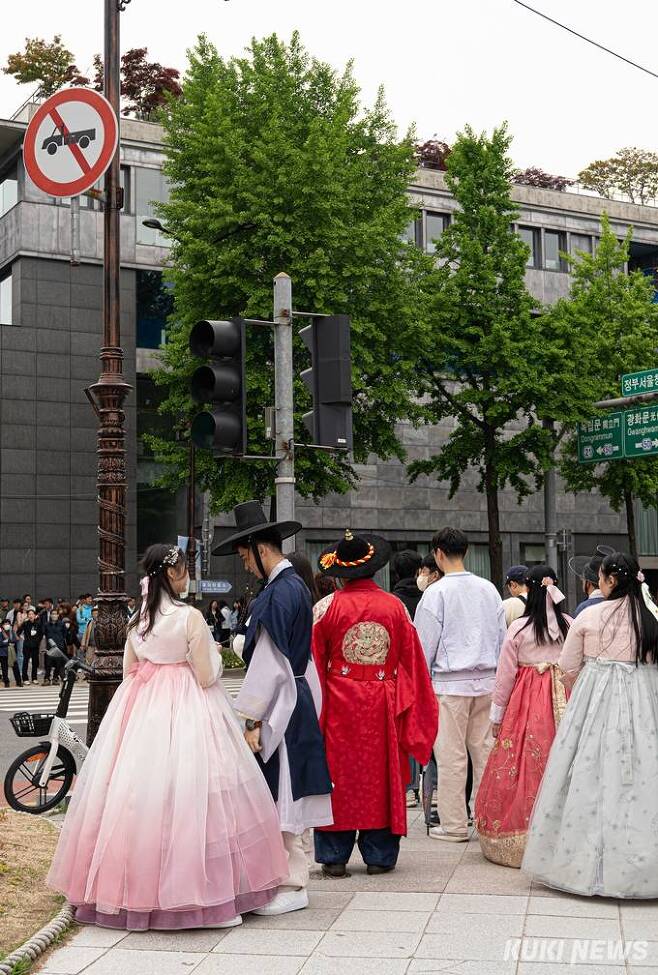 지난 7일 오후 서울 종로구에서 청년들이 한복을 입고 횡단보도 앞에 서 있다.   사진=김예솔