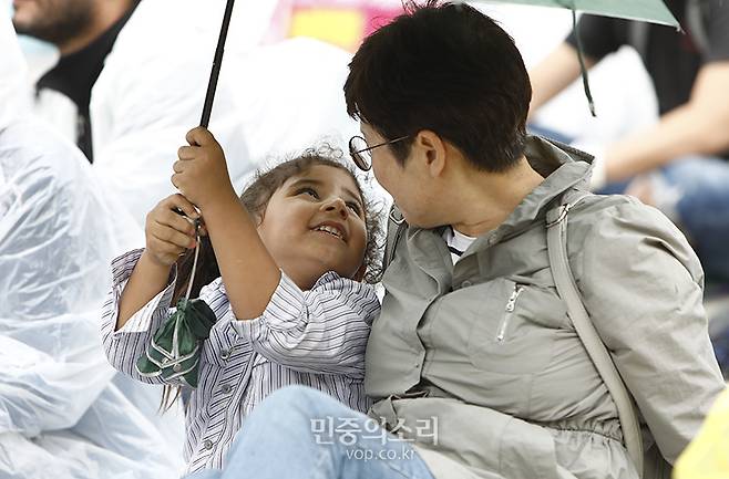 ▲ 2018년 9월16일 오후 서울 보신각 앞에서 난민인권센터 주최로 열린 '난민과 함께하는 행동의 날' 집회에 참가한 난민 어린이가 집회 참가자와 이야기를 나누고 있다. 사진=민중의소리