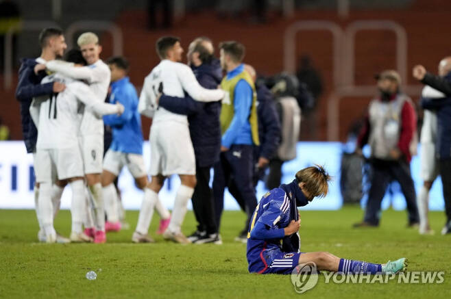 일본 선수가 28일(한국 시각) 국제축구연맹(FIFA) U-20(20세 이하) 월드컵 C조 이스라엘과 조별 리그 3차전 패배가 확정되자 망연자실한 표정으로 그라운드에 앉아 있다. AP=연합뉴스