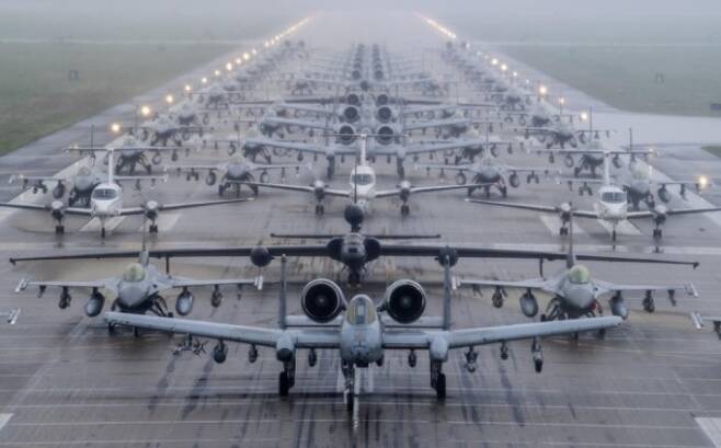 미 공군이 이달 초 국내 공군기지에서 군용기 수십 대가 참여한 가운데 ‘엘리펀트 워크’를 실시하는 모습. 미 공군 SNS 캡처