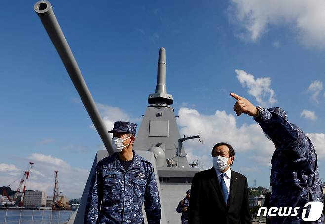 일본 요코스카 해군기지에서 하마다 야스카즈 방위상이 스텔스 기능을 갖춘 해군 함정 '모가미'를 시찰하고 있다. 2022.09.05 ⓒ 로이터=뉴스1 ⓒ News1 권진영 기자