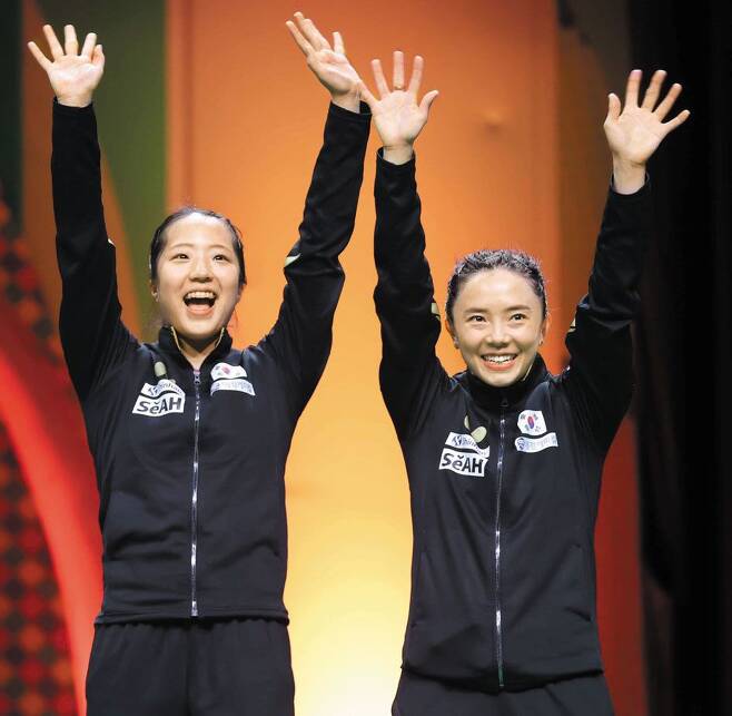 28일 남아공 더반에서 열린 ITTF(국제탁구연맹) 개인전 세계선수권 시상식에서 여자복식 은메달을 딴 신유빈(왼쪽)과 전지희가 두 팔을 번쩍 들고 기뻐하고 있다. /대한탁구협회