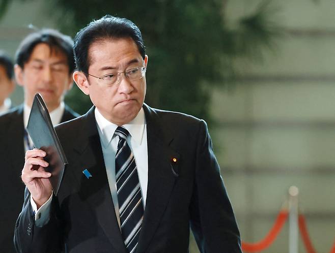 기시다 후미오 일본 총리가 29일 도쿄 총리관저에서 북한이 인공위성을 발사하겠다고 발표한 뒤 기자들의 질문에 답하고 있다./JIJI/AFP 연합뉴스