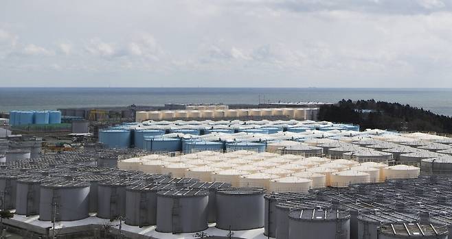 일본 후쿠시마 제1원자력발전소 인근에 세워진 탱크들에 오염수가 저장되어 있다. 일본 정부는 올 여름 이 오염수들을 바다로 방류하려 하고 있다. 후쿠시마/AP 연합뉴스