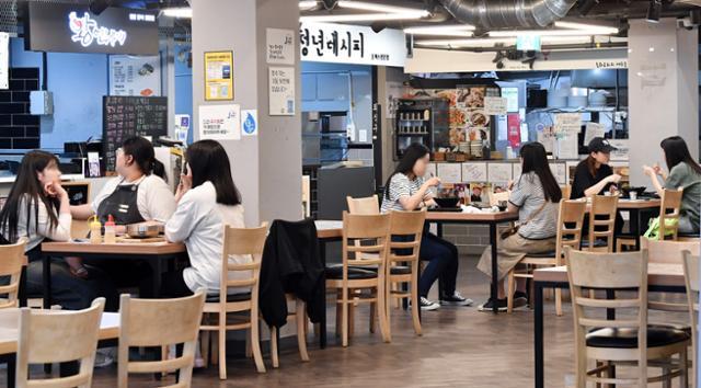 24일 서울 동대문구 경동시장 내 청년몰을 찾은 손님들이 식사를 하고 있다. 안다은 인턴기자