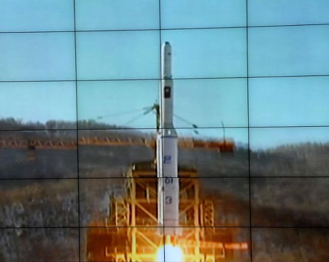 북한이 2012년 12월 평북 철산군 서해위성발사장에서 광명성 3호 위성을 탑재한 장거리 로켓 은하 3호를 발사하고 있다. 평양=조선중앙통신 연합뉴스