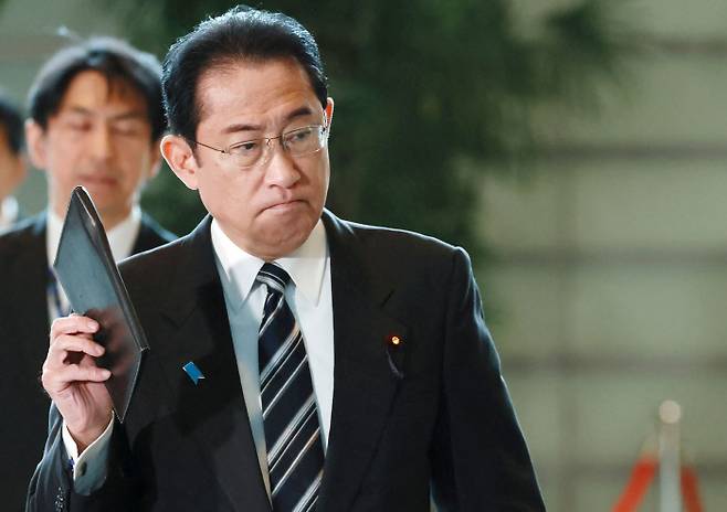 “구체적으로 진전시킬 것” 기시다 후미오 일본 총리가 29일 도쿄 총리 관저에서 북한의 인공위성 발사 계획 통보와 관련해 기자들의 질문을 받고 있다. AFP연합뉴스