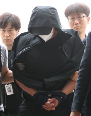 대구공항에 착륙 중인 항공기의 비상출입문을 연 이모(33) 씨가 지난 28일 오후 대구지법에서 열린 구속 전 피의자 심문(영장실질심사)에 출석하고 있다. 연합뉴스