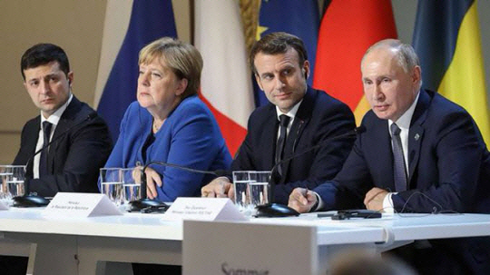 지난 2019년 12월 9일(현지시간) 볼로디미르 젤렌스키(왼쪽부터) 우크라이나 대통령, 앙겔라 메르켈 당시 독일 총리, 에마뉘엘 마크롱 프랑스 대통령, 블라디미르 푸틴 러시아 대통령이 우크라이나 동부 돈바스 전쟁에 관한 휴전 협상을 위해 프랑스 파리에 모여 앉아 있다. AP·뉴시스