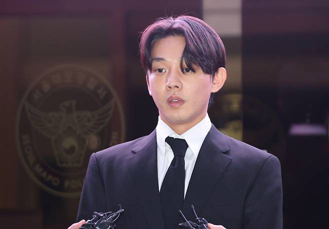 마약 투약 혐의를 받고 있는 배우 유아인이 24일 구속영장이 기각된 뒤 서울 마포경찰서를 나서고 있다. [연합]