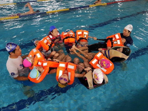 코로나19 이전인 2019년 생존수영 수업에서 부모와 어린이들이 생존수영 실습을 하는 모습. 성동구 제공