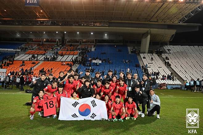 한국 20세 이하(U-20) 대표팀 선수들이 29일 감비아전 무승부 후 기념 촬영에 임하고 있다. /사진=대한축구협회 제공