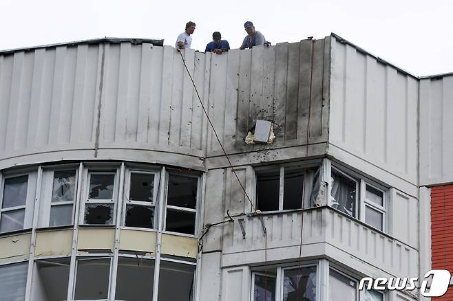30일(현지시간) 러시아 수도 모스크바에 대규모 무인기(드론) 공격이 발생했다. 이번 공격으로 건물 2채가 손상되고 1명이 다쳤다. 사진은 이날 드론 공격으로 손상된 모스크바 한 아파트의 모습. 2023.05.30/ ⓒ 로이터=뉴스1 ⓒ News1 박재하 기자