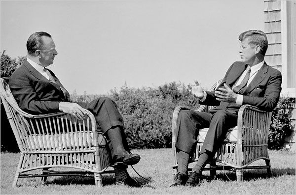 월터 크롱카이트(왼쪽)가 1963년 9월 CBS Evening News를 기존 15분에서 30분으로 늘린 직후 존 F. 케네디 대통령을 인터뷰하고 있다. 이 인터뷰는 두 사람 모두에게 도움이 됐다.
