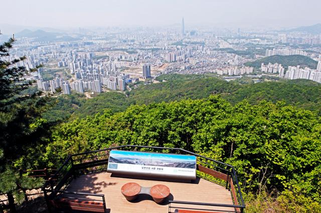 남산산성 서문전망대에서는 서울 잠실 일대가 시원하게 조망된다. 한국관광공사 제공