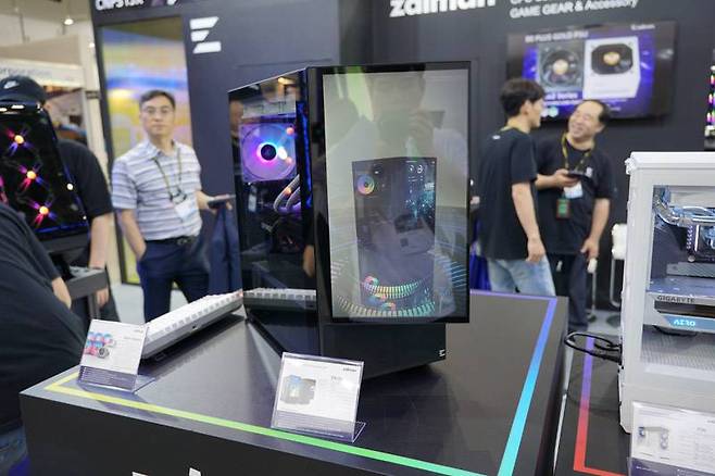 보조 모니터로도 활용 가능한 디스플레이가 탑재된 Z10 DS