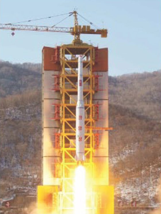 북한이 2016년 2월 인공위성 발사용이라고 주장하는 발사체 광명성을 발사하고 있다. [사진 노동신문]