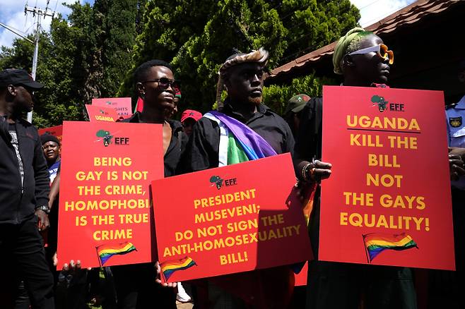 우간다 인권단체 회원들이 지난달 4일(현지시간) 남아프리카공화국 프리토리아에서 성소수자 차별 강화법 제정 시도를 규탄하며 시위를 펼치고 있다. AP연합뉴스