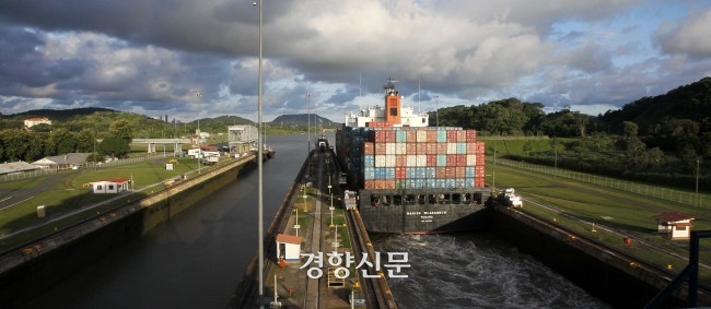 파나마 운하 갑문 통로를 지나가고 있는 컨테이너 선박. /경향신문 자료사진