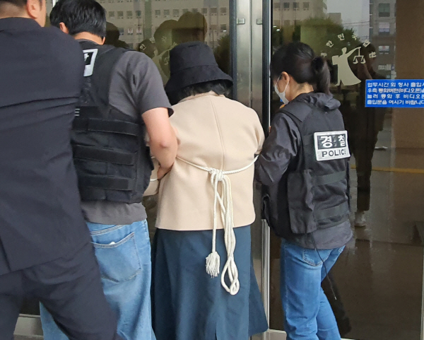 최근 아르바이트 앱으로 만난 또래 여성을 살해한 혐의로 구속된 A 씨가 지난 29일 영장실질심사를 위해 부산지방법원으로 들어가고 있다. 김민정 기자