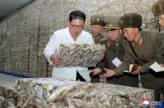북한 김정은 국무위원장의 수산사업소 현지지도 장면, 출처: 연합뉴스