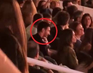 28일(현지시간) 스페인 바르셀로나에 위치한 다목적 경기장 에스타디 올림픽 루이스 컴파니스에서 영국 록밴드 콜드플레이의 공연을 관람하고 있는 리오넬 메시(붉은 원). 트위터 캡처