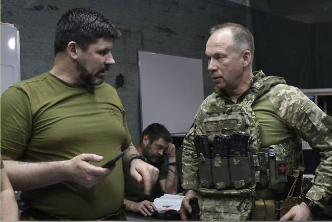 올렉산드르 시르스키 우크라이나 지상군 사령관이 부관 한 명과 작전 회의를 하고 있다. / 사진=우크라이나군 언론센터 텔레그램