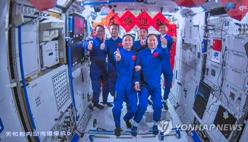 우주정거장 모듈서 만난 中선저우 15,16호 우주비행사들 (베이징 AFP=연합뉴스)