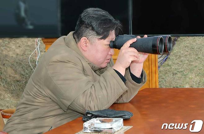 (평양 노동신문=뉴스1) = 북한 노동당 기관지 노동신문은 24일 "21일부터 23일까지 새로운 수중공격형 무기체계에 대한 시험을 진행했다＂라고 밝혔다. 신문에 따르면 북한은 김정은 총비서가 참관한 가운데 '핵 무인수중공격정' 수중폭발 시험과 전략순항미사일의 모의 핵탄두 공중폭발 시험을 진행했다. [국내에서만 사용가능. 재배포 금지. DB 금지. @news1.kr