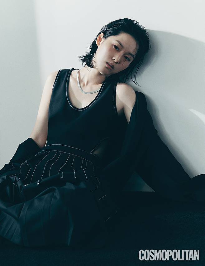 셔츠 가격미정 르수기아뜰리에. 드레스, 목걸이 스타일리스트 소장품.