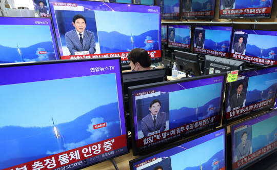 31일 용산 전자상가에 북한 우주발사체 발사 소식이 전해지고 있다. 연합뉴스