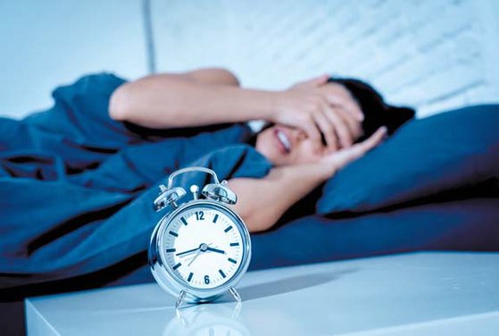 충분하게 자도 일어나기 힘들거나 극심한 피로를 느끼는 경우 ‘수면의 질’이 낮은 수면장애를 의심해 봐야 한다. 사진 셔터스톡