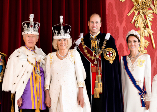 8일 영국 런던 버킹엄궁 알현실에서 찰스 3세(왼쪽부터) 국왕과 커밀라 왕비, 아들 윌리엄 왕세자·케서린 미들턴 왕세자빈 부부가 왕실 공식 사진 촬영을 위해 포즈를 취하고 있다.UPI 연합뉴스